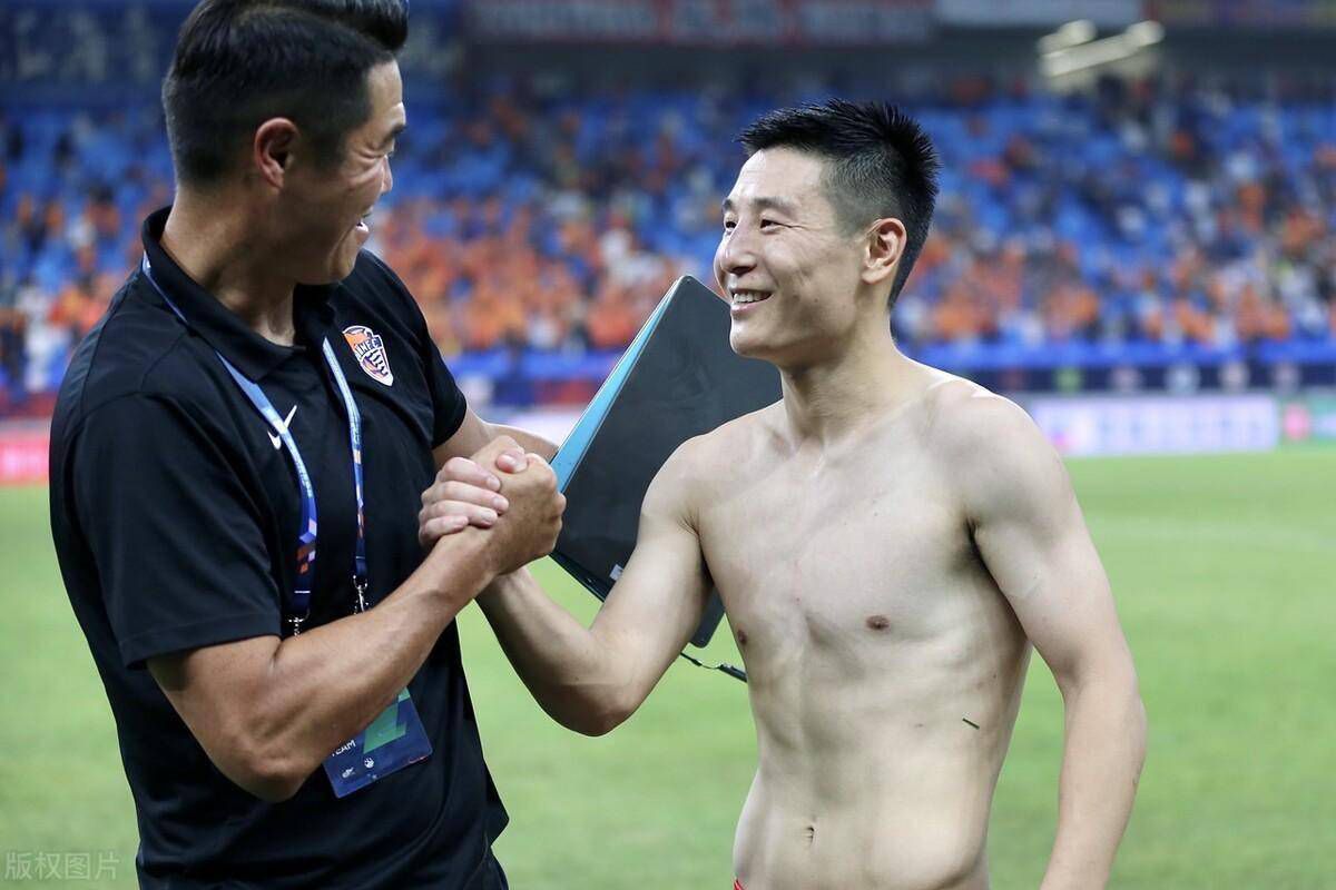 本赛季维尼修斯为皇马出战13场比赛，贡献6粒进球和4次助攻。